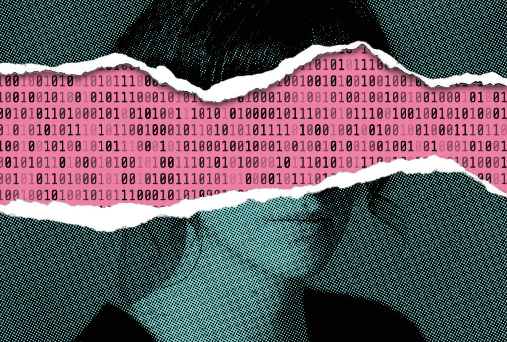 Volto di donna con volto strappato all'altezza degli occhi, sotto lo strappo si leggono linee di codice di programmazione