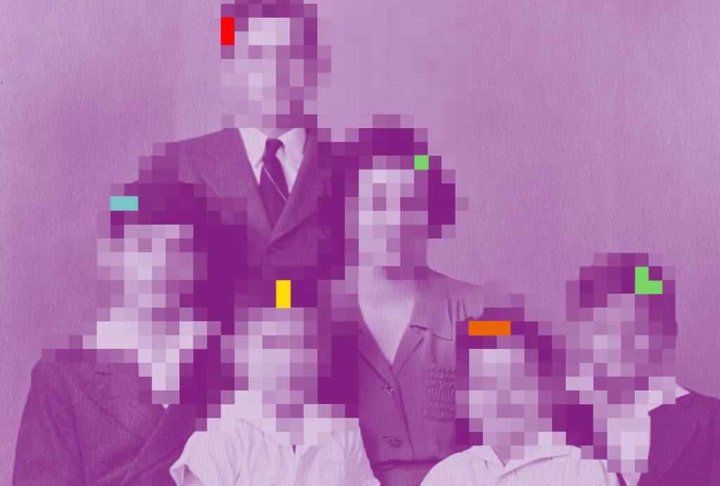 Una vecchia foto di famiglia ritrae due genitori con i loro cinque figli. Tutti i volti sono ridotti i pixel, non si vedono, a significare che le loro identità hanno perso di realtà, memoria, racconto