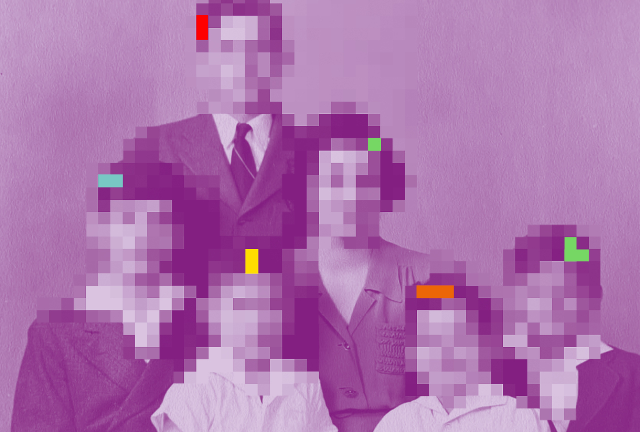 Una vecchia foto di famiglia ritrae due genitori con i loro cinque figli. Tutti i volti sono ridotti i pixel, non si vedono, a significare che le loro identità hanno perso di realtà, memoria, racconto