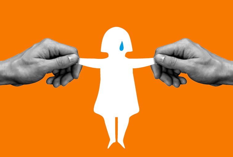Collage a tecnica mista. Due mani tirano le braccia di una bambolina di carta bianca fatta in grafica vettoriale a simboleggiare la pratica della diffusione non consensuale delle immagini intime come nuova forma di violenza digitale e reale.